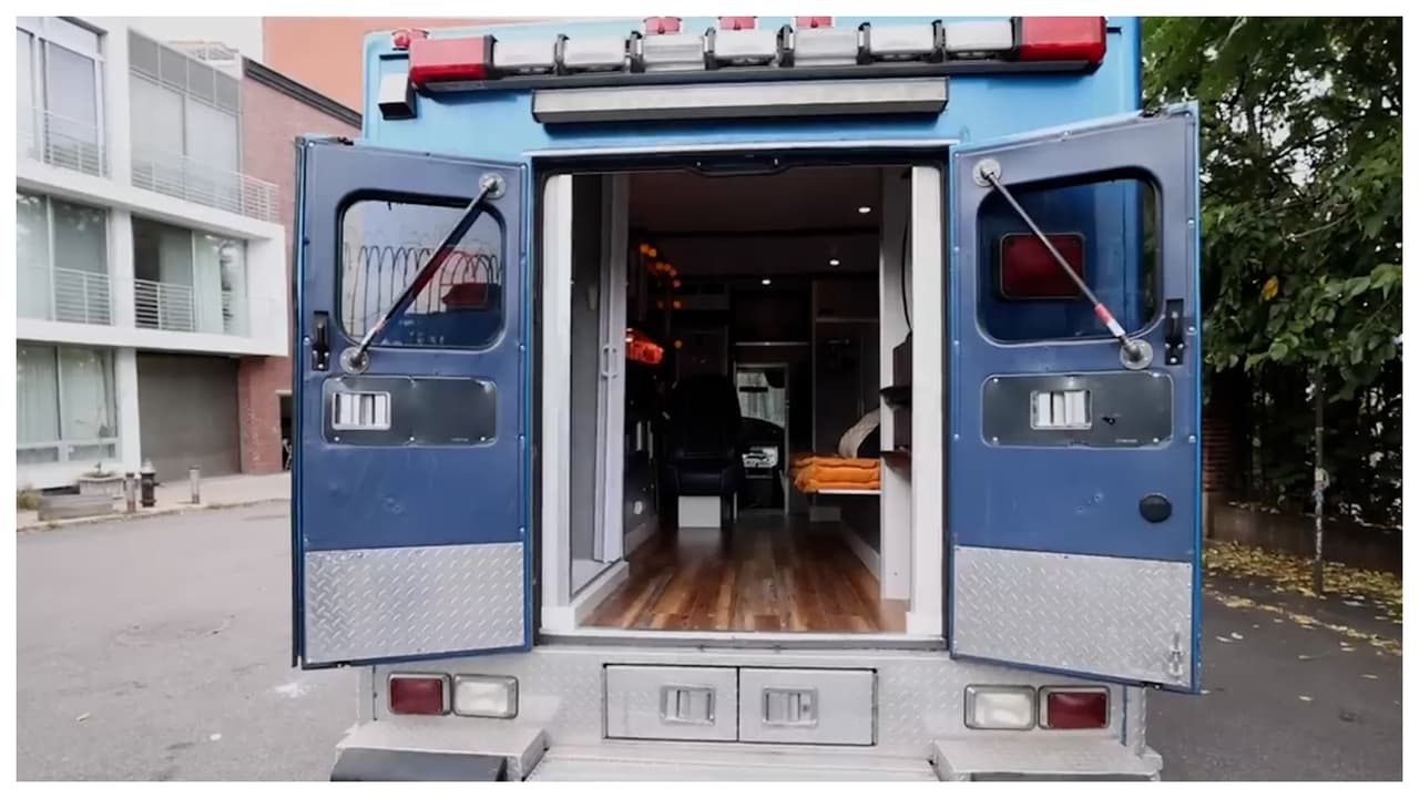 “Para mi sorpresa
<b> la parte más fácil fue el piso de madera”,</b> revela Young. “Si, tuve que cortar muy bien cada ángulo, y el diseño de la ambulancia no es nada parejo, pero lo hice en dos noches (de 6 pm a 4 am).