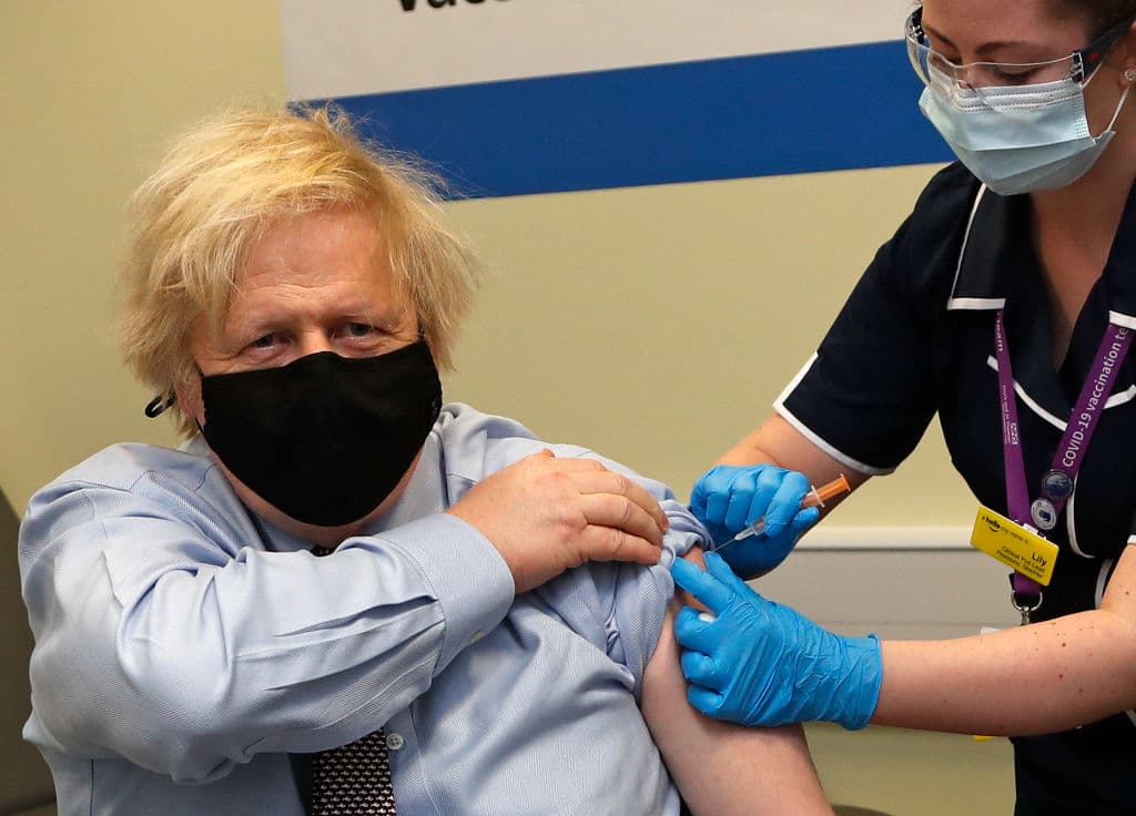<b>Boris Johnson</b>, primer ministro del 
<b>Reino Unido</b>, recibió la dosis de AstraZeneca/Oxford el 1 de marzo de 2021.