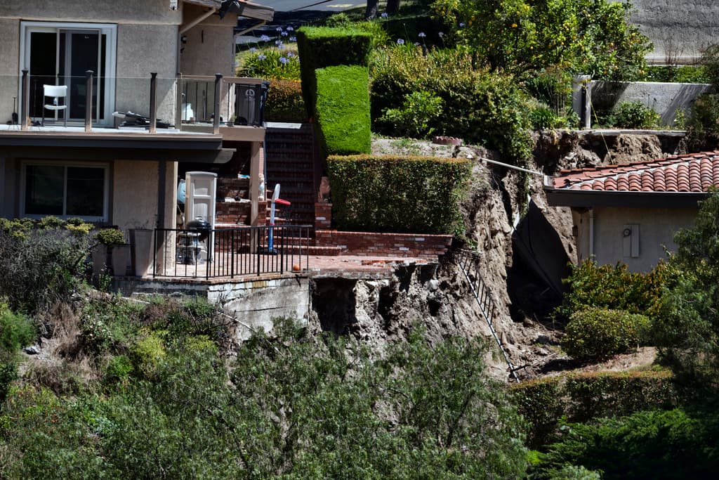 ¿A cuánto ascienden los daños por este deslizamiento de terreno? Todavía, según un informe pedido por el Concejo de Rolling Hills Estates, no es posible saberlo. Al tratarse de un evento que permanece activo, las millonarias pérdidas siguen en aumento.