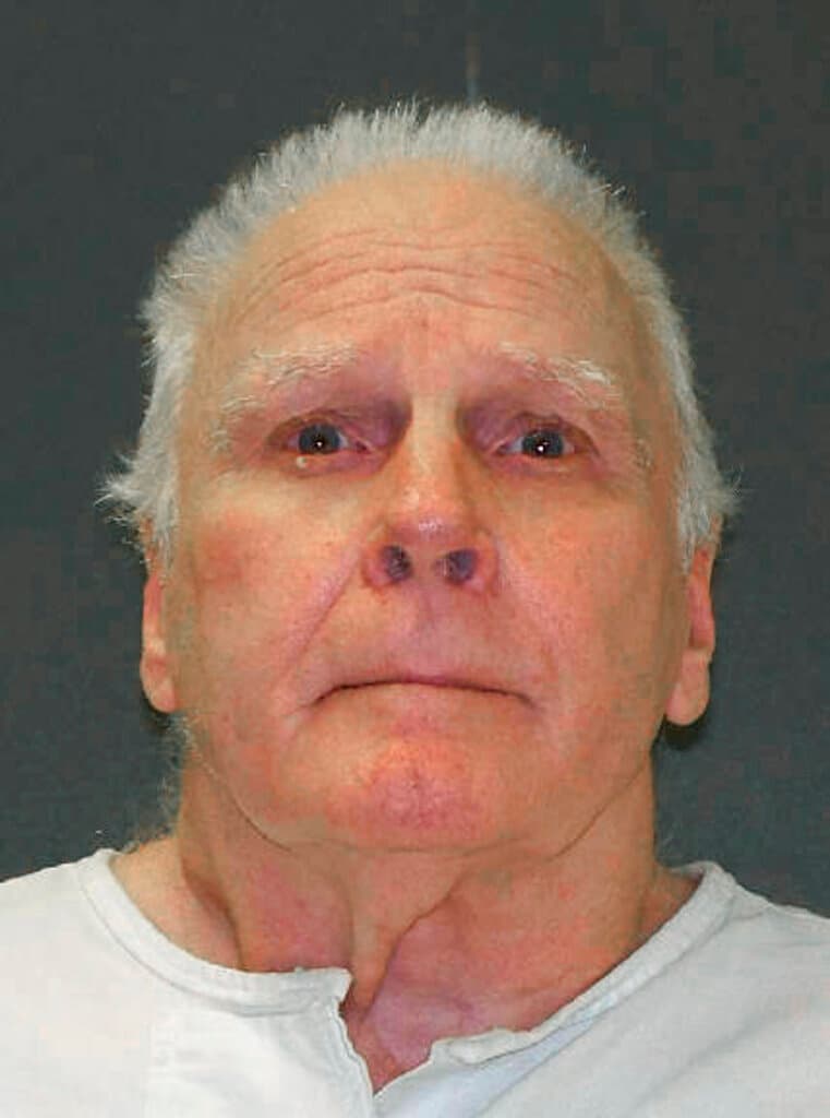 <h2 class="cms-H2-H2"> Carl Wayne Buntion</h2>
<br> 
<b>Fecha de ejecución:</b> 21 abril 2022
<br>
<b> Lugar de ejecución: </b>Texas
<br> 
<br> Fue el 
<a href="https://www.univision.com/noticias/criminalidad/carl-wayne-buntion-ejecutan-condenado-a-muerte-de-mayor-edad">condenado a muerte de mayor edad en EEUU</a>, a los 78 años. Fue sentenciado a la pena capital por matar a tiros en 1990 al policía James Irby, quien llevaba casi 20 años en las filas del Departamento de Policía de Houston, en Texas.
<br> 
<br>Buntion llevaba solo seis semanas en libertad condicional cuando le disparó a Irby, de 37 años. Buntion, que tenía antecedentes penales extensos, era un pasajero en el automóvil que Irby detuvo.