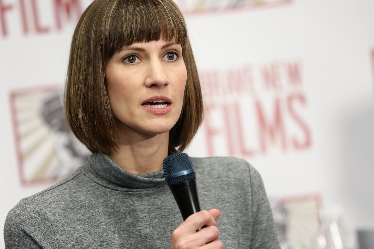 <b>Rachel Crooks. </b>Contó al 
<i>New York Times</i> que el candidato la besó en la boca sin su permiso cuando trabajaba como recepcionista en la Torre Trump en Nueva York. Según Crooks, que entonces tenía 22 años, se acercó a saludarle mientras esperaba el ascensor, se dieron la mano y acto seguido la besó en las mejillas y luego directamente en la boca, lo que le hizo sentir "insignificante".