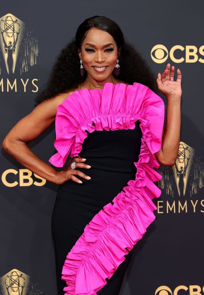 Angela Bassett en What's Love Got to Do With It (1993)
<br>Durante una escena de violencia doméstica, la actriz cayó sobre el respaldo de un sillón, el impacto fue tan duro que le fracturó la muñeca.
<br>
