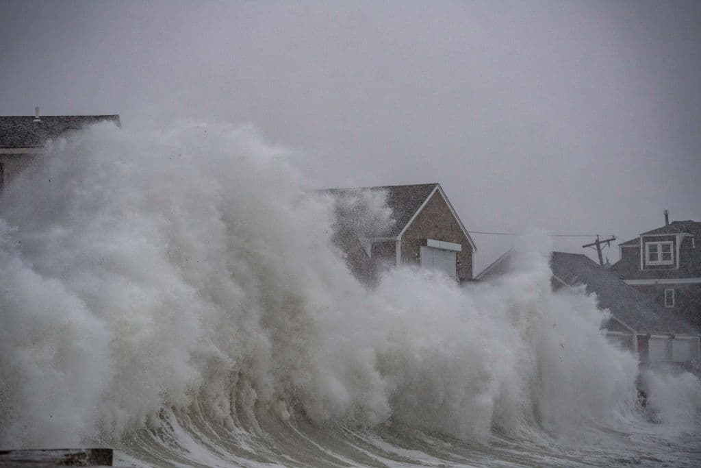 En el área de Scituate, Massachusetts, se observaba un fuerte oleaje, que 
<b>podría ocasionar inundaciones</b> allí. Lo mismo han advertido para otras zonas de la costa del noreste estadounidense.