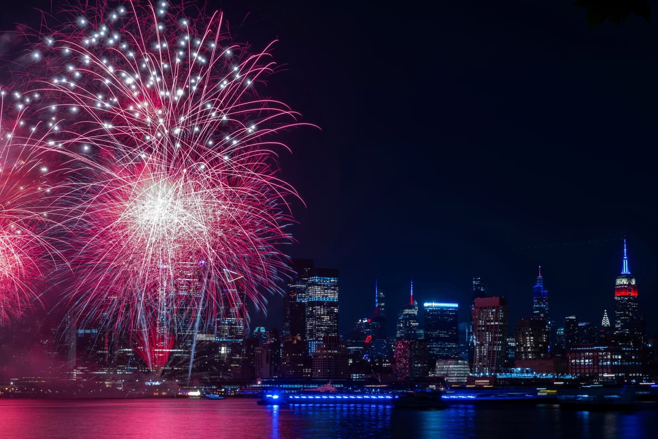 Los residentes de Nueva York y Nueva Jersey disfrutaron del espectáculo de luces y colores sobre el río Hudson.
<br>