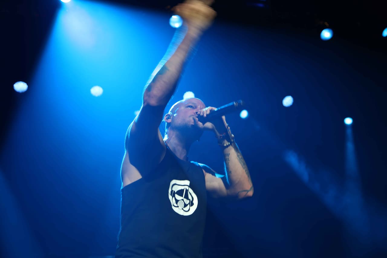 Recientemente, 
<b><a href="http://www.univision.com/musica/urbano-latino/residente-grabo-el-video-de-guerra-en-un-campamento-de-refugiados-sirios">Residente estrenó el video de su tema 'Guerra'</a></b>.