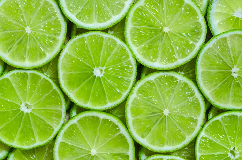 Este remedio de limón y jengibre ayuda “a que empiece a mejorar el tránsito intestinal porque lo que hace el jengibre es que activa el tubo digestivo para lo que sea que esté atorado se va pasando más fácilmente donde tiene que ir”, agregó el Dr. Bolio.