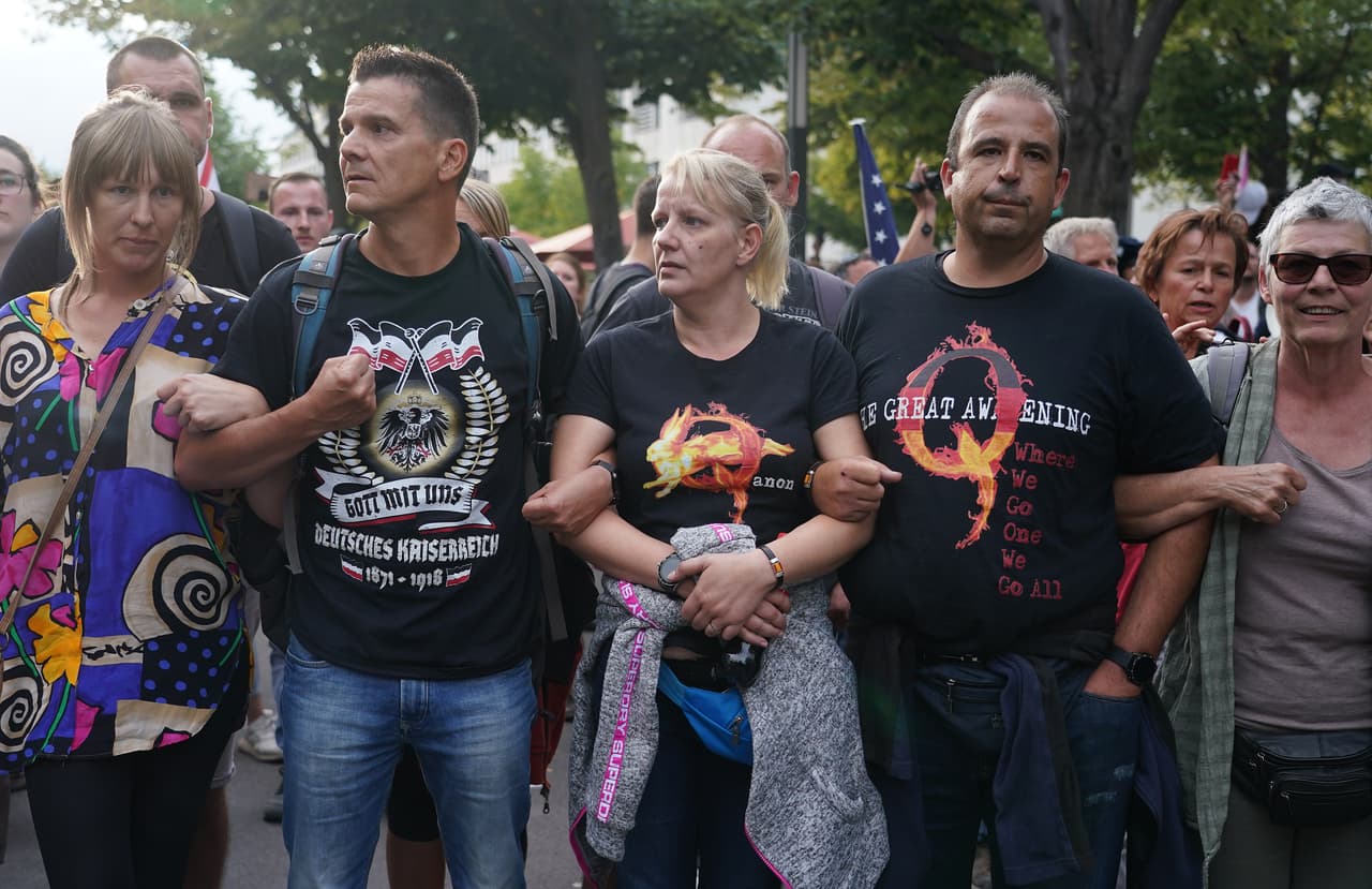 Algunos portaban camisetas de la 
<a href="https://www.univision.com/noticias/politica/del-anonimato-a-los-medios-masivos-asi-funciona-la-maquinaria-de-teorias-conspirativas-llamada-q">maquinaria de teorías conspirativas QAnon</a>, mensajes de nacionalistas blancos e incluso insignias neonazis. La mayoría de los manifestantes entrevistados por la 
<a href="https://apnews.com/9fd544abd14ec6550248f957a18ece84" target="_blank">agencia AP</a> negaron tener vínculos con la extrema derecha, reportó la agencia.