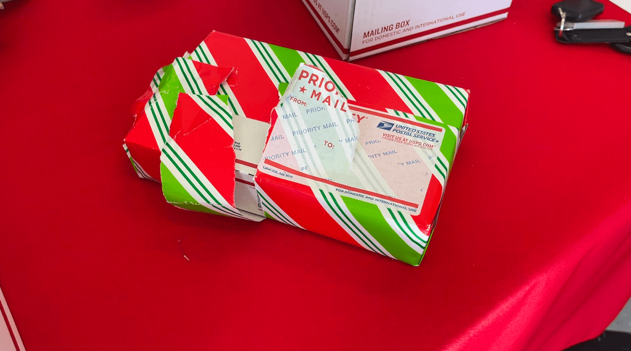 No envuelvas con papel de 
<a href="https://www.univision.com/local/salt-lake-city-kuth/alertan-en-utah-por-estafas-durante-la-temporada-festiva-video">regalo</a> las cajas. En el camino el papel puede romperse y se pierde la información de envío.