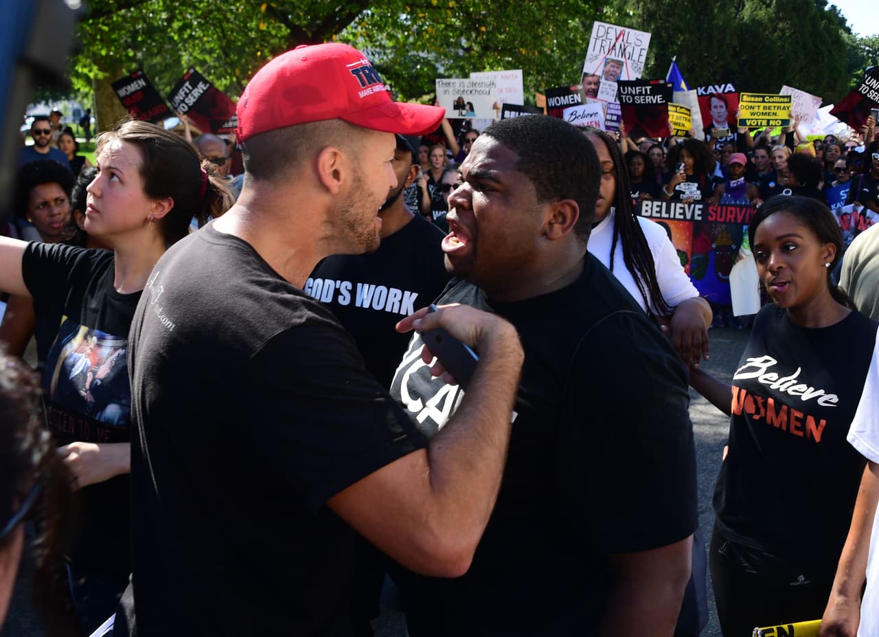 Un partidario Kavanaugh (a la izquierda) y un oponente (a la derecha) discuten en una manifestación en la capital. Los senadores republicanos aseguran que el FBI no halló pruebas suficientes en la investigación de la denuncia de la Christine Blasey Ford contra el aspirante a magistrado del máximo tribunal.
