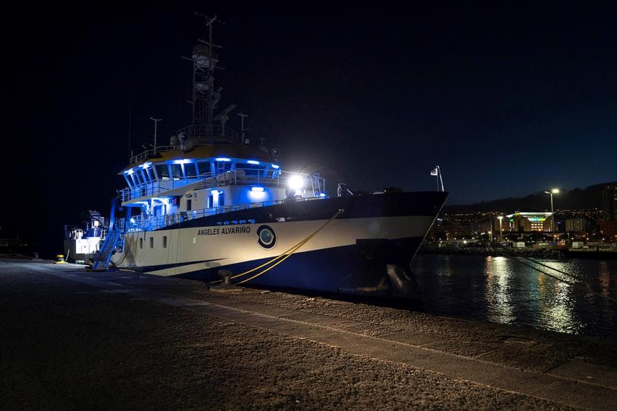 Casi un mes después de lo ocurrido, el pasado 23 de mayo, el buque 
<a href="https://www.univision.com/temas/oceanos">oceanográfico</a> Ángeles Alvariño -el cual lleva consigo un robot submarino y un sonar- sale hacia Tenerife desde el puerto de Vigo 
<b>para ayudar en el caso gracias a la posibilidad de poder maniobrar hasta a 2,000 metros de profundidad. </b>
<br>