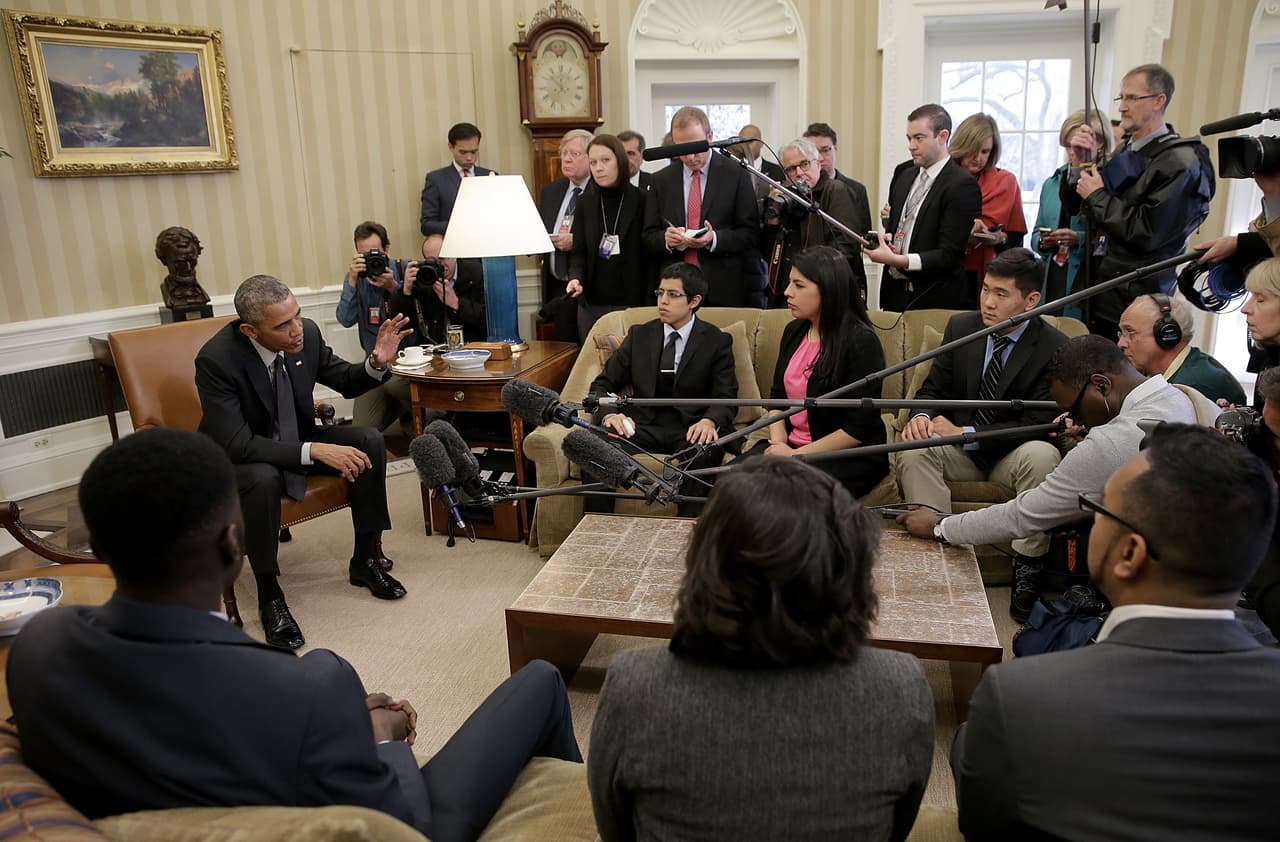 <b>2015 |</b> El presidente Barack Obama se reunió en febrero de 2015 con beneficiarios del programa DACA en el Despacho Oval.