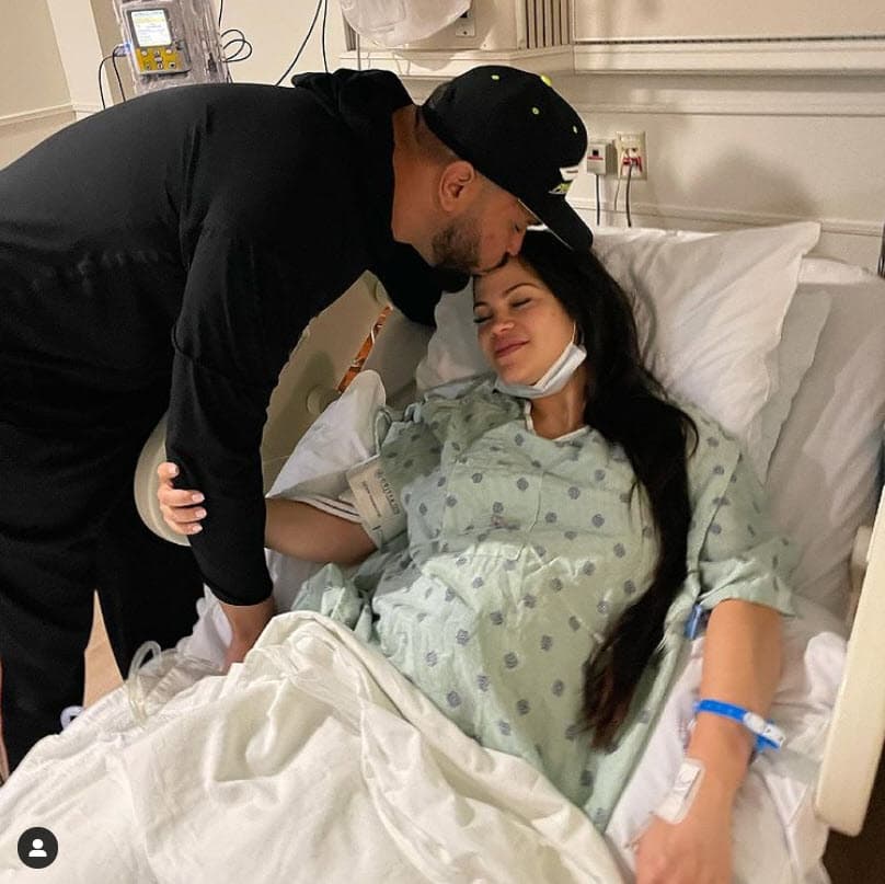 Tiempo después, Pina compartió la última fotografía junto a su prometida embarazada: "Estoy tan feliz, estoy más lleno de vida que nunca. Hoy Dios nos dará una bendición más. Hoy Dios realizará otro milagro de vida. Hoy Dios hará lo propio para que se celebre la llegada de una reina. 
<b>Te amo Natalia</b> y esta es 
<b>nuestra última foto con la bebé en tu vientre</b>. 5.22.21. Vamos a dormir porque creo que la chica viene como a medio día".
<br>