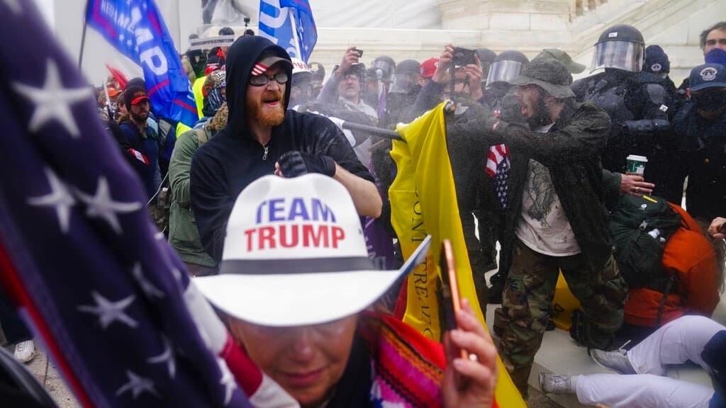 Trump aprueba perdones para los procesados por el asalto al Capitolio 6 de enero de 2021, incluidos los que agredieron a policías