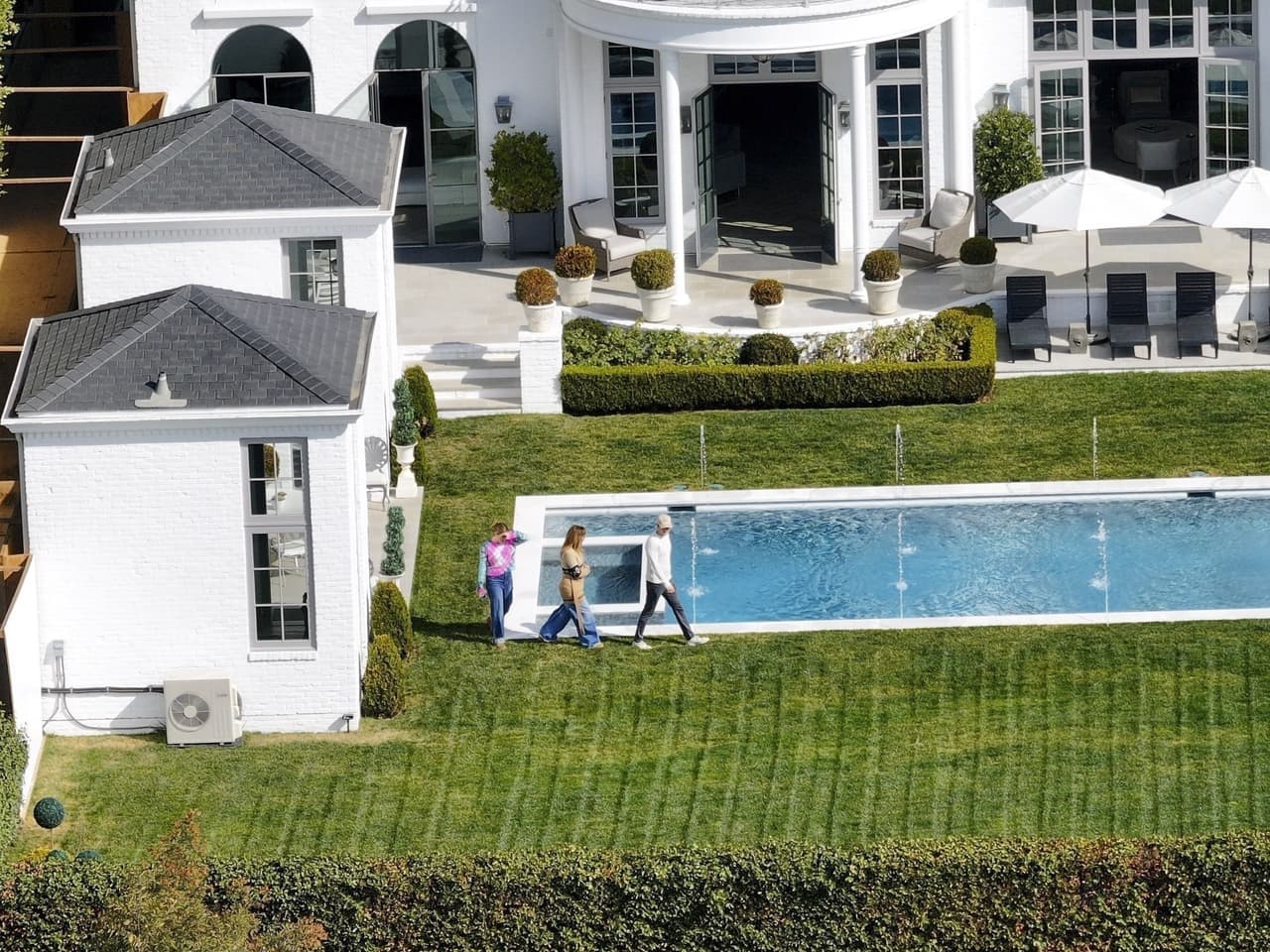 Jennifer López visitó una mansión en Brentwood, la cual está a la venta en 18 millones de dólares.