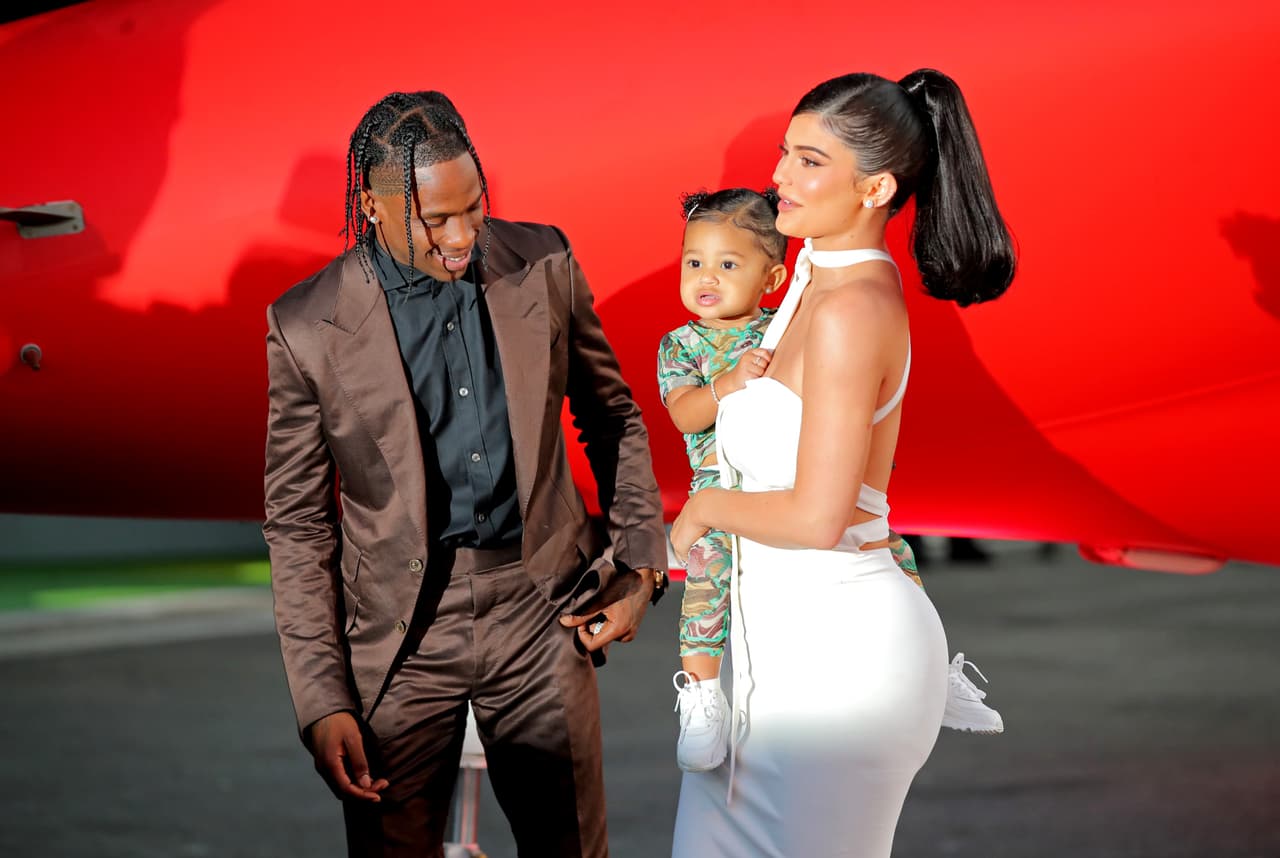 <b>#1 Stormi Webster y sus looks en alfombras rojas </b>
<br>
<br>A su corta edad, la hija de Kylie Jenner y Travis Scott ya está familiarizada con las ‘red carpets’ de importantes eventos de los espectáculos. Su debut en estas fue en el 2019, cuando apenas tenía 2 años. 
<br>