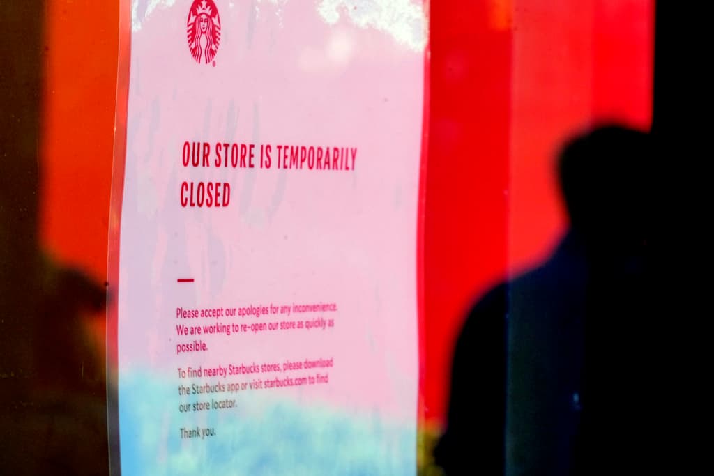 El nuevo CEO, Brian Niccol, enfrenta críticas por priorizar inversión en talento ejecutivo mientras los baristas denuncian condiciones laborales desiguales.