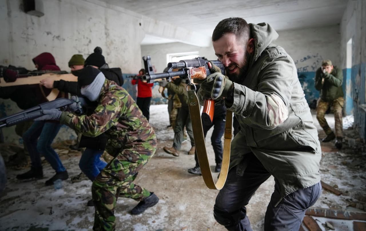 Residentes locales entrenan en Kiev, mientras las fuerzas rusas avanzan en territorio ucraniano.