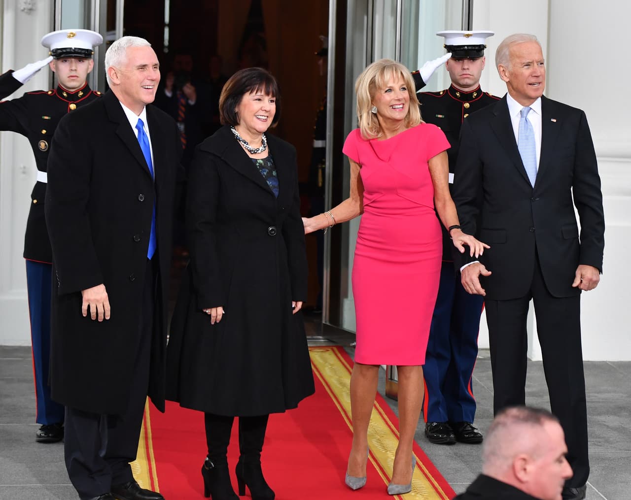 El vicepresidente saliente, Joe Biden, y su esposa, Jill, también han recibido al matrimonio Pence.