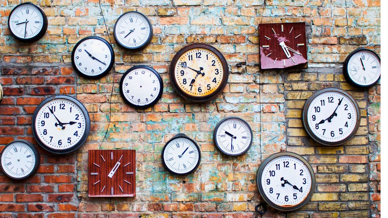 <b>¿Por qué es importante el horario de verano?</b>
<br>💰 Ahorro energético: El cambio ayuda a reducir el consumo de energía al disminuir la necesidad de iluminación artificial.
<br>😎 Seguridad y actividades: Con más luz en las tardes, es más seguro realizar actividades al aire libre.
<br>💡 Impulso económico: El horario de verano puede fomentar el comercio al ofrecer más oportunidades de consumo durante las horas de luz.