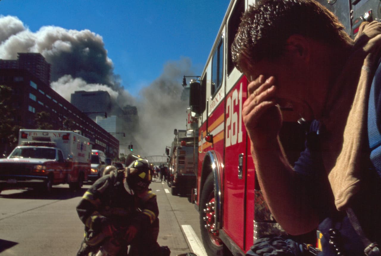 Bomberos afectados la nube tóxica. El derrumbe interrumpió el trabajo de los equipos de rescate, que fueron capaces de reagruparse minutos después y reanudar operaciones, pese a haber perdido centenares de sus miembros.