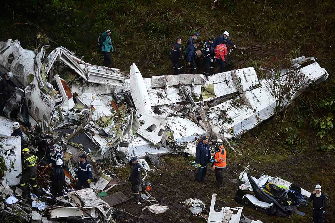 Dos defensas, un portero, una azafata y un periodista han salido con vida del accidente aéreo en Colombia.
<br>