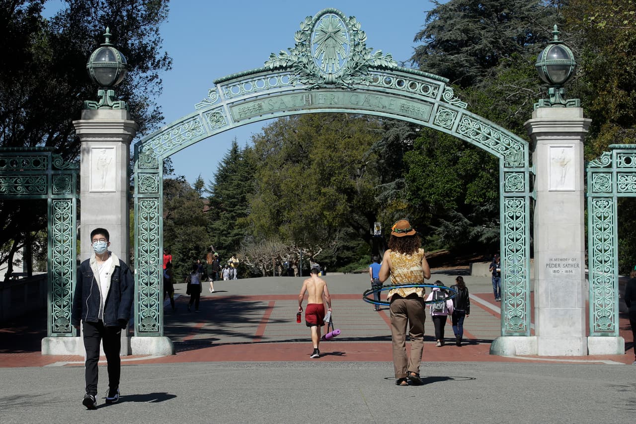 Líder de la Universidad de California pide suspender el requisito de exámenes SAT y ACT