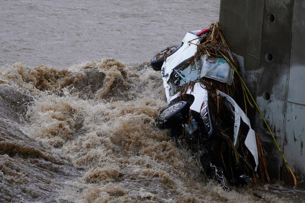 Una poderosa tormenta conocida como 
<b><a href="https://www.univision.com/local/sacramento-kuvs/rio-atmosferico-categoria-3-california">río atmosférico azotó California</a> con fuertes lluvias y nieve</b> este lunes y martes, con acumulaciones récord de agua en el área de Los Ángeles y San Francisco, así como pies de nieve en Sierra Nevada. La tormenta causó estragos por todo el estado y aumentó la amenaza de desprendimientos en zonas afectadas por incendios forestales, lo que provocó órdenes de evacuación en el sur de California.