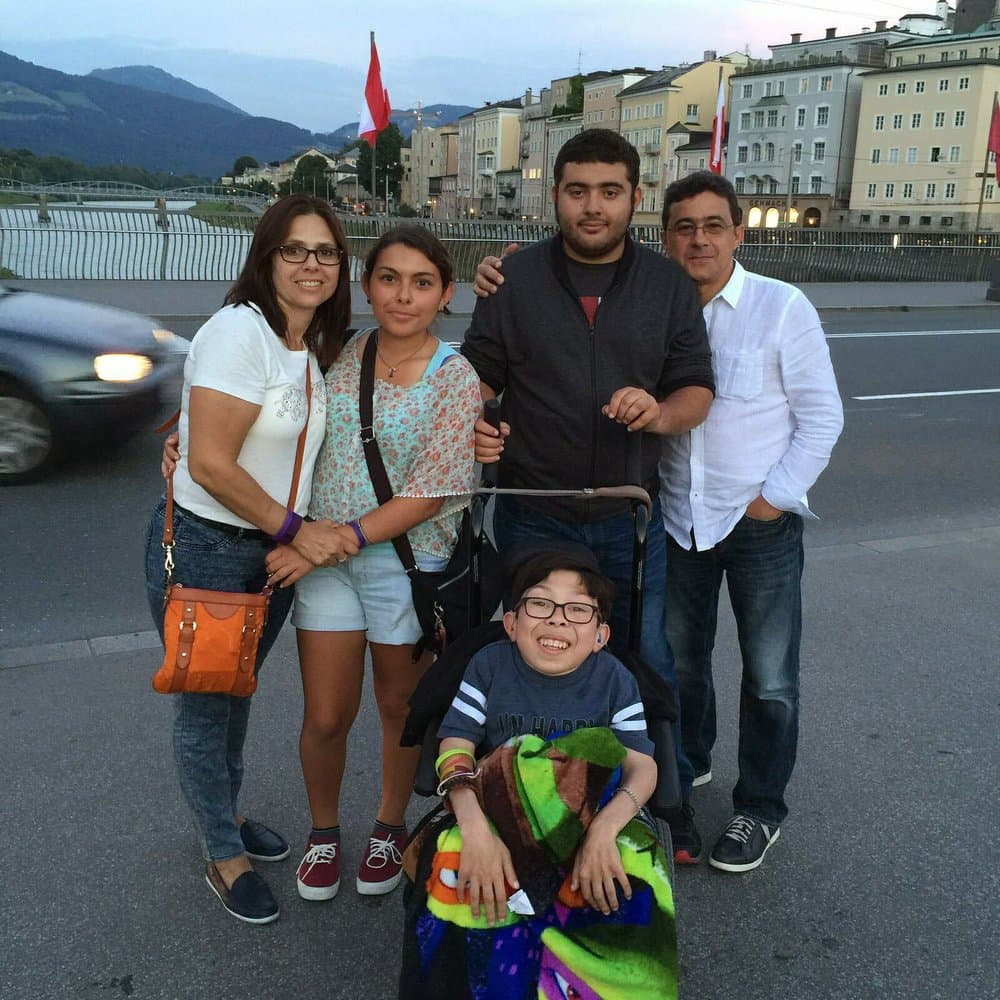 Esta foto del verano de 2016, proporcionada por María Elena Cárdenas muestra, a ella a la izquierda, y a su esposo Gustavo Cárdenas, a la derecha, con sus hijos, María, Gus, y Sergio, mientras estában de vacaciones en Austria. Desde que el gobierno de Venezuela arrestó a Gustavo y otros cinco empleados de Citgo en noviembre de 2017 en Caracas, su hijo Sergio, de 18 años, quien padece una enfermedad metabólica rara llamada mucolipidosis, ha estado sufriendo ataques de pánico y gritando por la noche a su papá. María teme que pueda morir antes de la liberación de su padre.