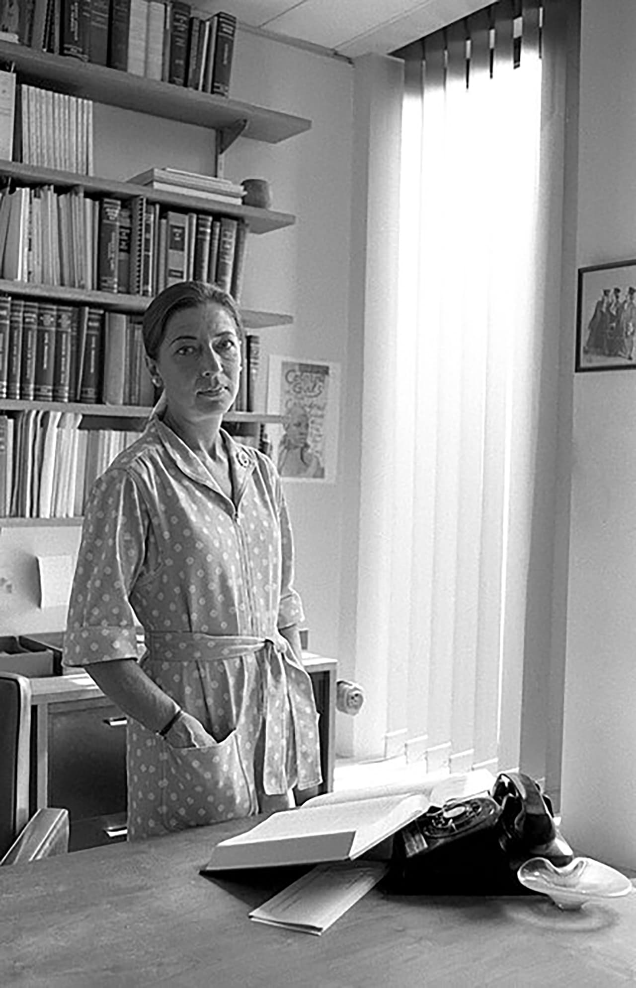Estudió en la escuela secundaria James Madison de Brooklyn y obtuvo una licenciatura Universidad de Cornell en 1954. Ese mismo año se casó con el estudiante de derecho Martin D. Ginsburg quien inmediatamente se fue a servir en el ejército por dos años. En 1955 nació su primera hija, Jane. La fotografía es de 1981.
