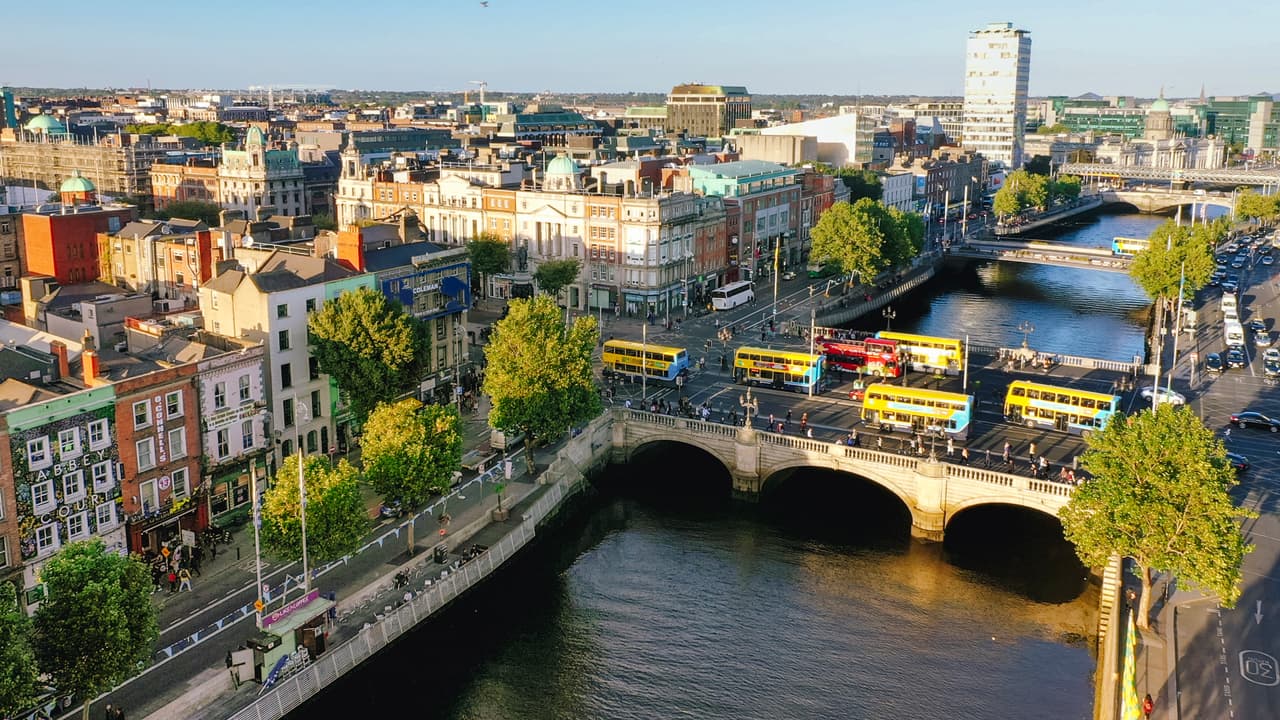 <h2 class="cms-H2-H2">8. Irlanda</h2>
<br>
<br>🛫 
<b>¿Cuántos estadounidenses se mudaron a este país en 2021?</b> 4,900.
<br>
<br>🛫 
<b>¿Cuánto ha incrementado el porcentaje de migrantes estadounidenses a este país entre 2019 y 2021?</b> -21%
<br>
<br>🛫 
<b>¿Cuántos estadounidenses residen en este país? </b>10,519.
<br>