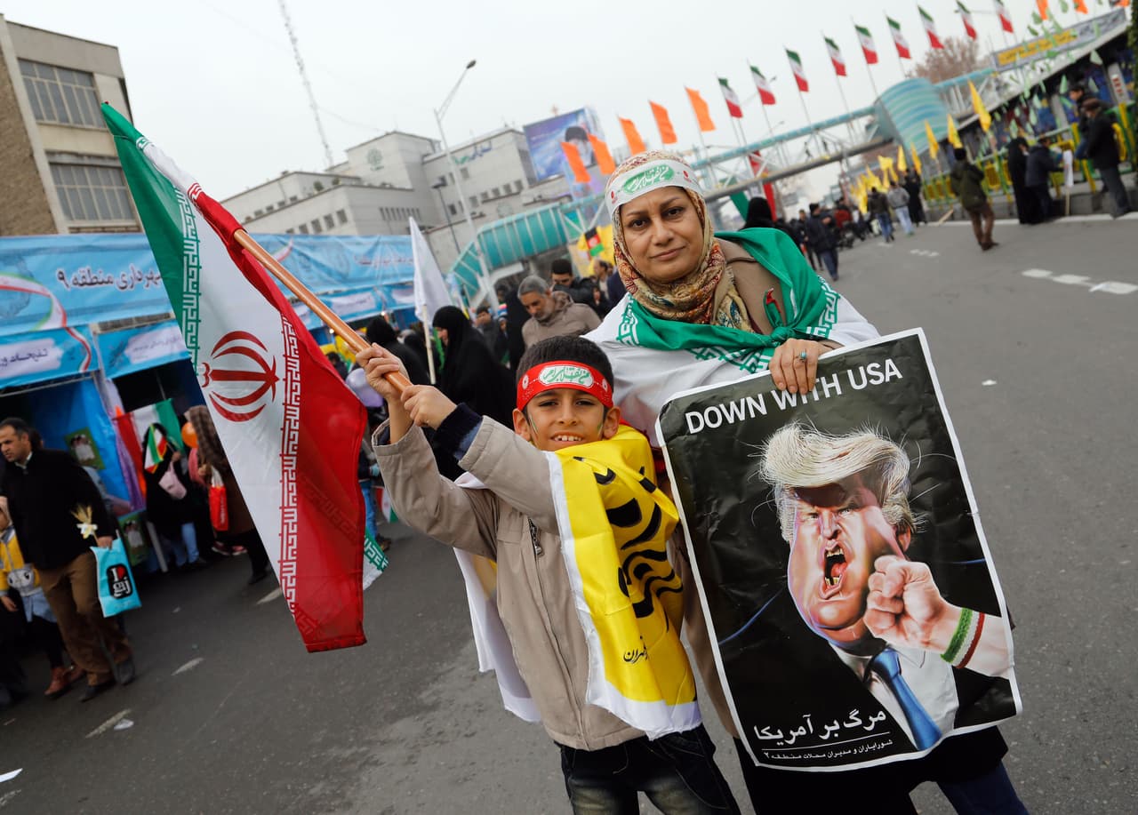 Niños y mujeres participaron en la celebración con carteles antiamericanos. Las relaciones entre Irán y EEUU se han complicado aún más en las últimas dos semanas luego de que Trump anunciara la imposición de nuevas sanciones a Teherán por la realización de una prueba con un misil balístico.
