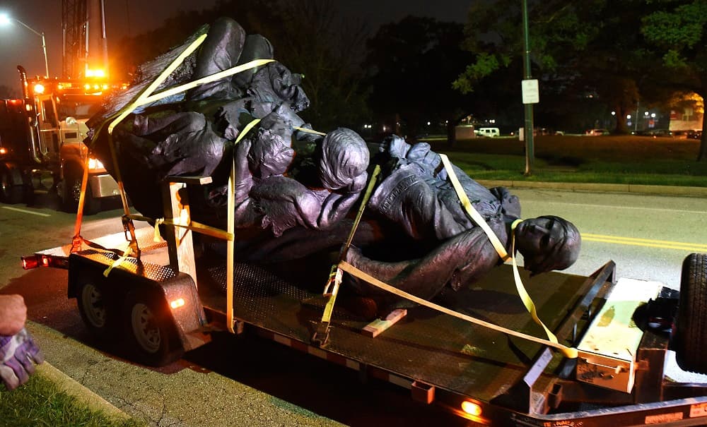 Pasada la media noche, operarios de la ciudad acompañados de la policía recorrieron distintos parques y plazas de la ciudad para retirar los monumentos, en torno a los que se concentraron pequeños grupos de personas.