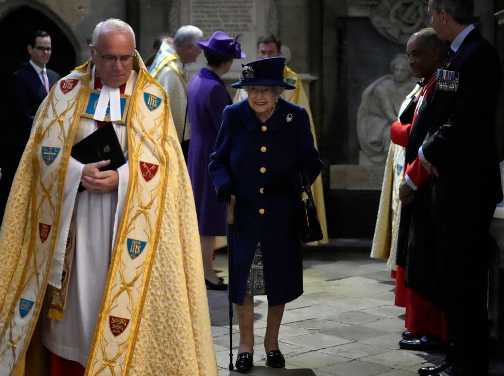<b>Hospitalizada en octubre.</b> La reina fue vista el 12 de octubre de 2021 usando un bastón en la abadía de Westminster, la primera vez que aparece en un gran evento público. El 20 de ocubre, el Palacio de Buckingham informó que cancelaba un viaje de dos días a Irlanda del Norte por consejo médico. Al día siguiente, se supo que había estado en un hospital privado de Londres para “estudios preliminares” y pasó allí la noche. El 26 de octubre regresó, según Palacio, a “tareas ligeras”.