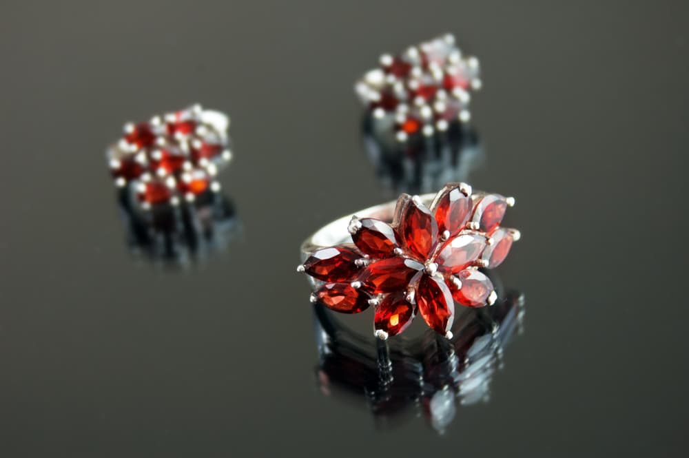 ¿Qué tal unos anillos o aretes con granate como estos? Perfectos para un Escorpión.