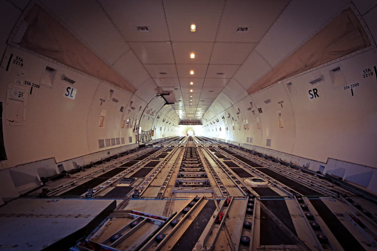 El interior de un modelo de carga Boeing 747-400, en el que una tripulación de dos pilotos puede llevar 114 toneladas métricas a una distancia de 4000 millas náuticas. Un seguimiento realizado al sitio de rastreo de vuelos 
<a href="https://www.flightradar24.com/" target="_blank">Flightradar24 </a>hecho por la publicación especializada 
<a href="https://thepointsguy.com/news/boeing-is-ending-production-of-the-747/" target="_blank">The Points Guy</a>, mostró que a principios de julio todos menos dos modelos 747-8 en el aire en el mundo eran de carga.