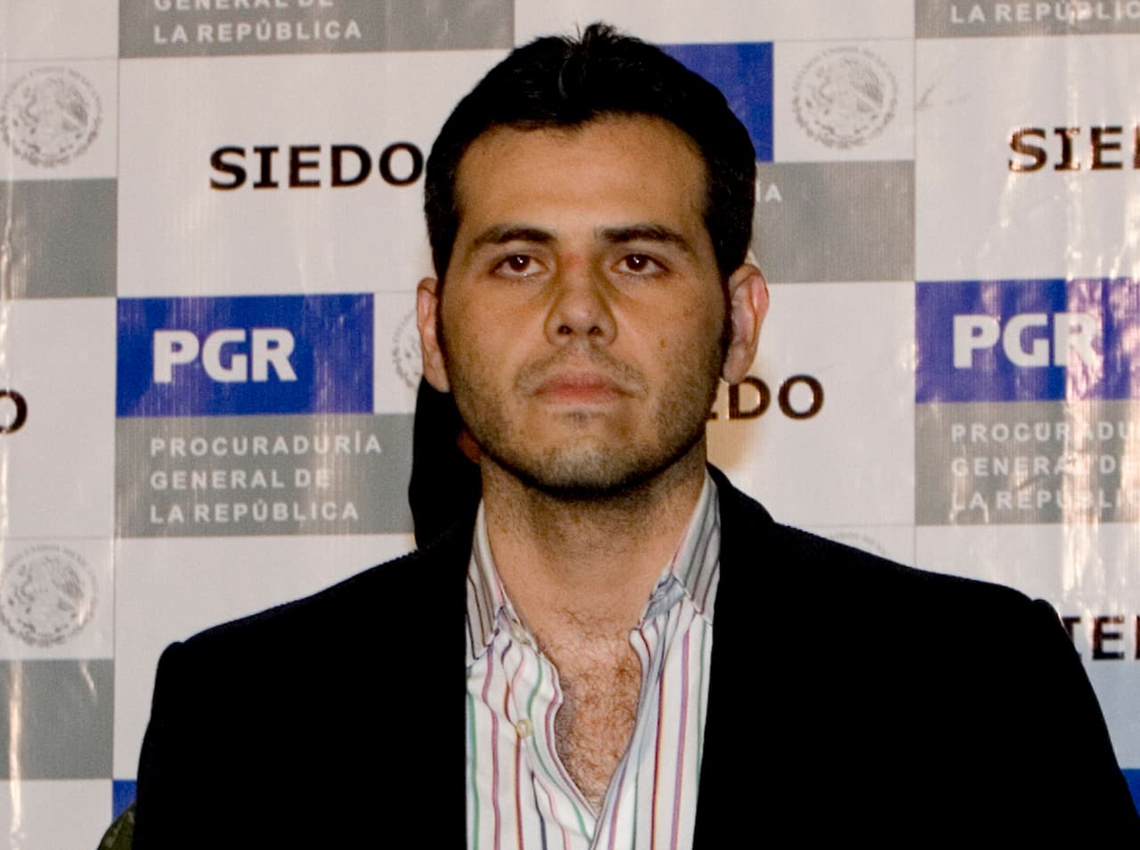 <b>Vicente Zambada Niebla en Chicago</b>
<br>
<br>El hijo de Ismael "El Mayo" Zambada García, 
<a href="https://www.univision.com/noticias/narcotrafico/exclusiva-el-vicentillo-zambada-no-esta-bajo-custodia-del-gobierno-de-eeuu" target="_blank">Jesús Vicente Zambada Niebla</a> "El Vicentillo" 
<b>estuvo en esta misma prisión en Chicago en 2019</b>, donde se temía que pudiera escaparse, por lo que 
<b>se le negó usar la azota</b>. 
<br>
<br>Según registros de inteligencia,
<b> Jesús Vicente Zambada Niebla planeaba su escape usando helicóptero</b>, por lo que se le negó hacer ejercicio y tener acceso a la azotea. 
<br>
<br>Él sometió una demanda alegando que era "cruel e inusual" negarle hacer ejercicio a un reo. A Vicente Zambada Niebla se le conoce como un miembro "arrepentido" del cartel de Sinaloa y salió de prisión federal sin darse a conocer la fecha exacta. 
<br>
<br>Solo se sabe que "El Vicentillo" había sido sentenciado a 15 años de prisión en 2019, pero 
<b>para el 2021 ya no estaba bajo custodia federal.</b>