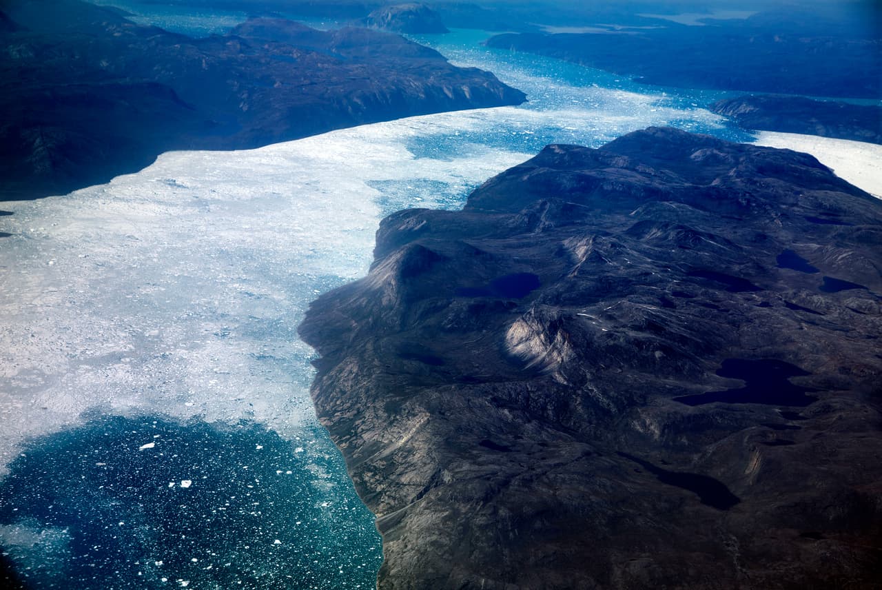 Icebergs flotando frente a la capa de hielo al sureste de Groenlandia, en 2017. Esta superficie es la segunda masa de hielo más grande del mundo y cubre aproximadamente el 80% de la isla. 
<br>
<br>Lin Gilberth, 
<a href="https://www.ucl.ac.uk/news/2021/nov/satellite-monitoring-greenland-ice-melting-highlights-global-flood-risk"><u>investigador de la Universidad de Londres</u></a> y coautor del estudio, dijo que “las observaciones muestran que los eventos extremos de deshielo en Groenlandia se han vuelto más frecuentes e intensos, así como más erráticos, lo cual es un problema global”.
<br>