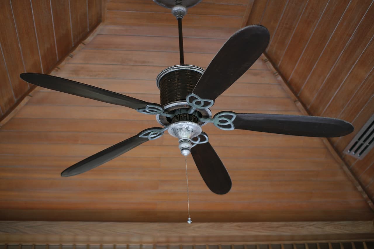 Invierta el ventilador de techo para girar en el sentido de las agujas del reloj, produciendo una corriente ascendente que moverá el aire caliente que se acumula cerca del techo hacia el resto de la habitación.
<br>