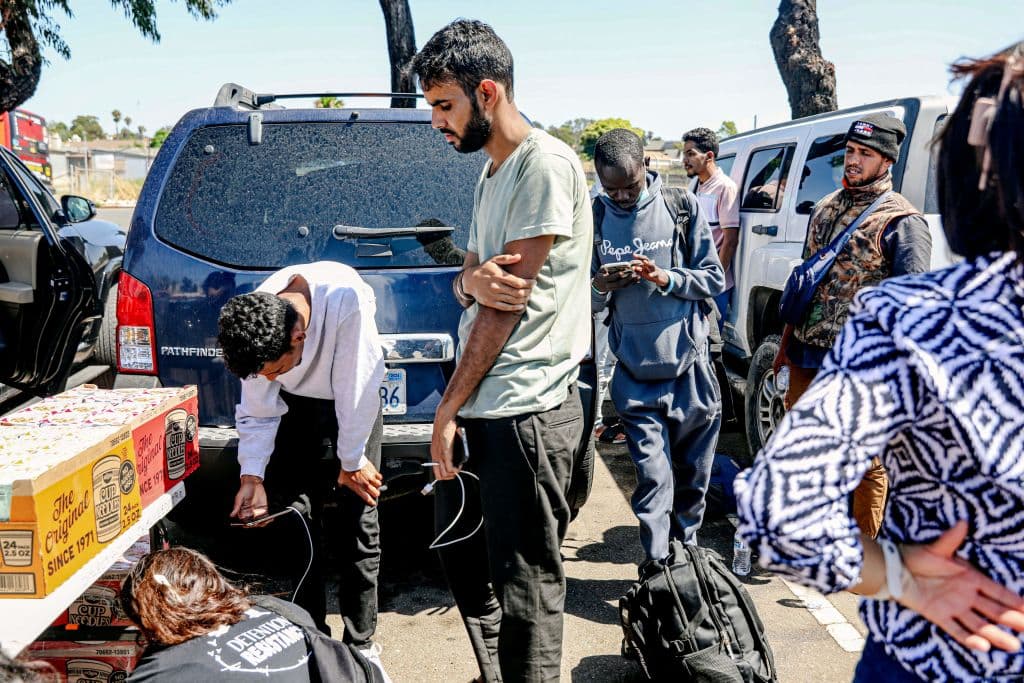 En la frontera de San Ysidro hay voluntarios que a diario llevan cereales y otros alimentos para que los migrantes puedan tener una memoria agradable tras su ingreso a Estados Unidos.