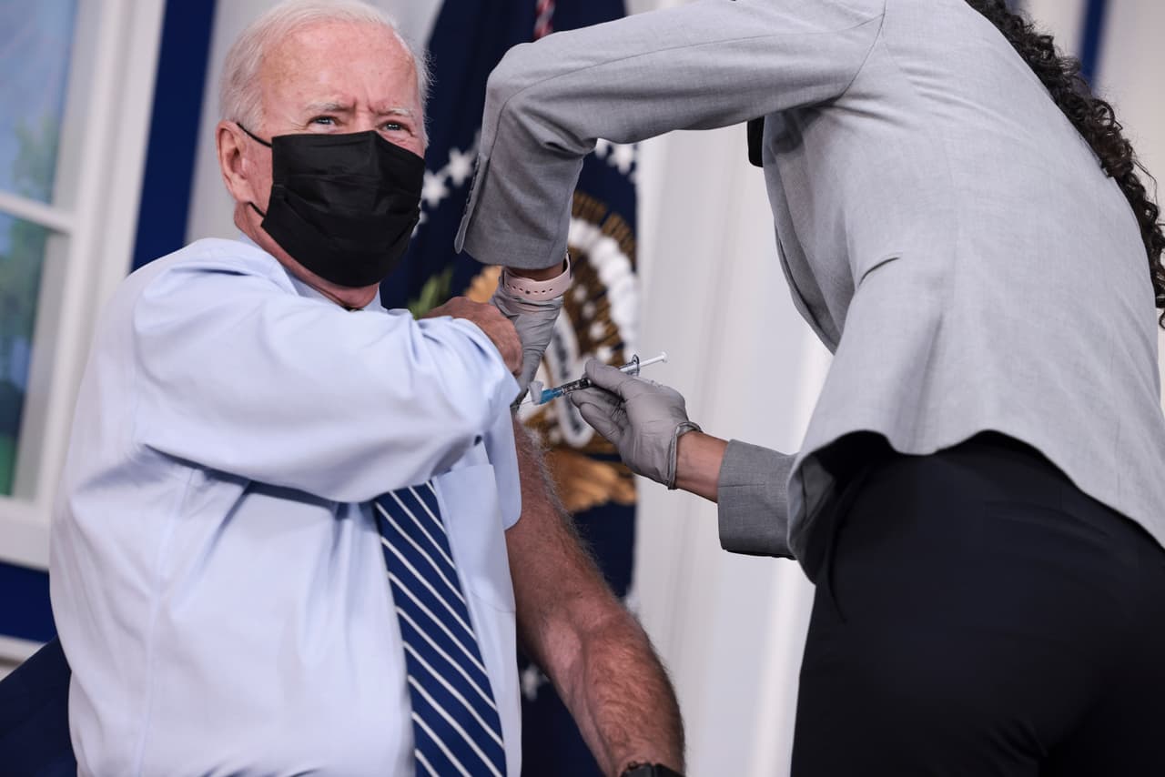 <b>Un paladín de la vacunación</b>
<br>
<br>El presidente en el momento en que recibe la dosis de refuerzo de la vacuna contra el covid-19, el 27 de septiembre. Desde el comienzo de su administración, el mandatario impulsó la vacunación. Sin embargo, el programa se detuvo cuando solo quedaron por inmunizarse las personas que decididamente no creen en este procedimiento médico.
<br>
<br>Biden ha tomado medidas para 
<a href="https://www.univision.com/noticias/politica/gobierno-de-biden-vacuna-obligatoria-o-test-covid-19-a-empresas"><u>obligar a las empresas privadas</u></a> y entes gubernamentales a que sus trabajadores se vacunen, una decisión que ha sido criticada duramente por sus opositores.