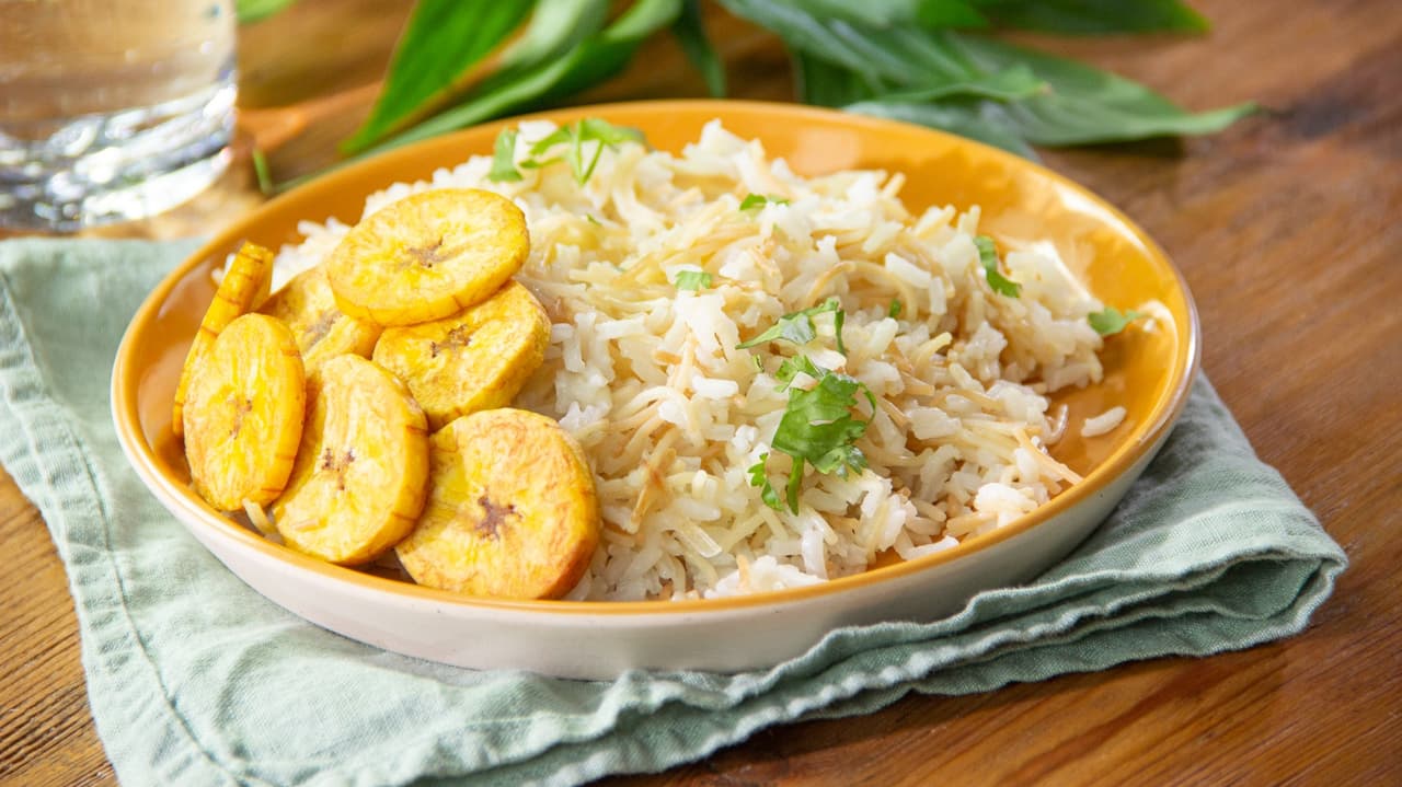 Arroz con fideo y plátano macho frito: la combinación perfecta