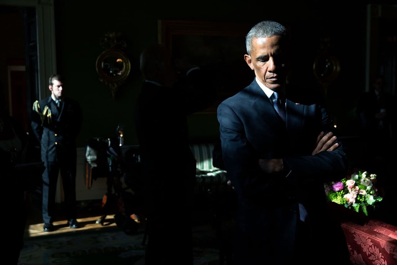 <b>5 de enero.</b> El presidente Obama escucha en el Salon Verde su presentación a cargo de Mark Barden, padre de Daniel, que con7 años fue una de las víctimas de los asesinatos ocurridos en la primaria Sandy Hook en el 2012. Más tarde, en el Salón Este lloró al recordar el día de la masacre como el peor día de su presidencia.