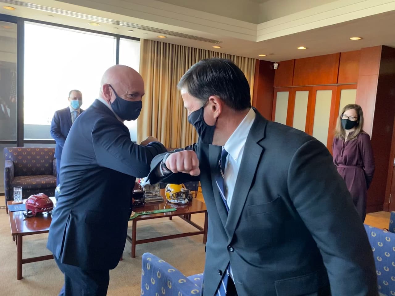 Gobernador Ducey y el senador electo Mark Kelly discuten la situación del coronavirus en la primer reunión postelectoral