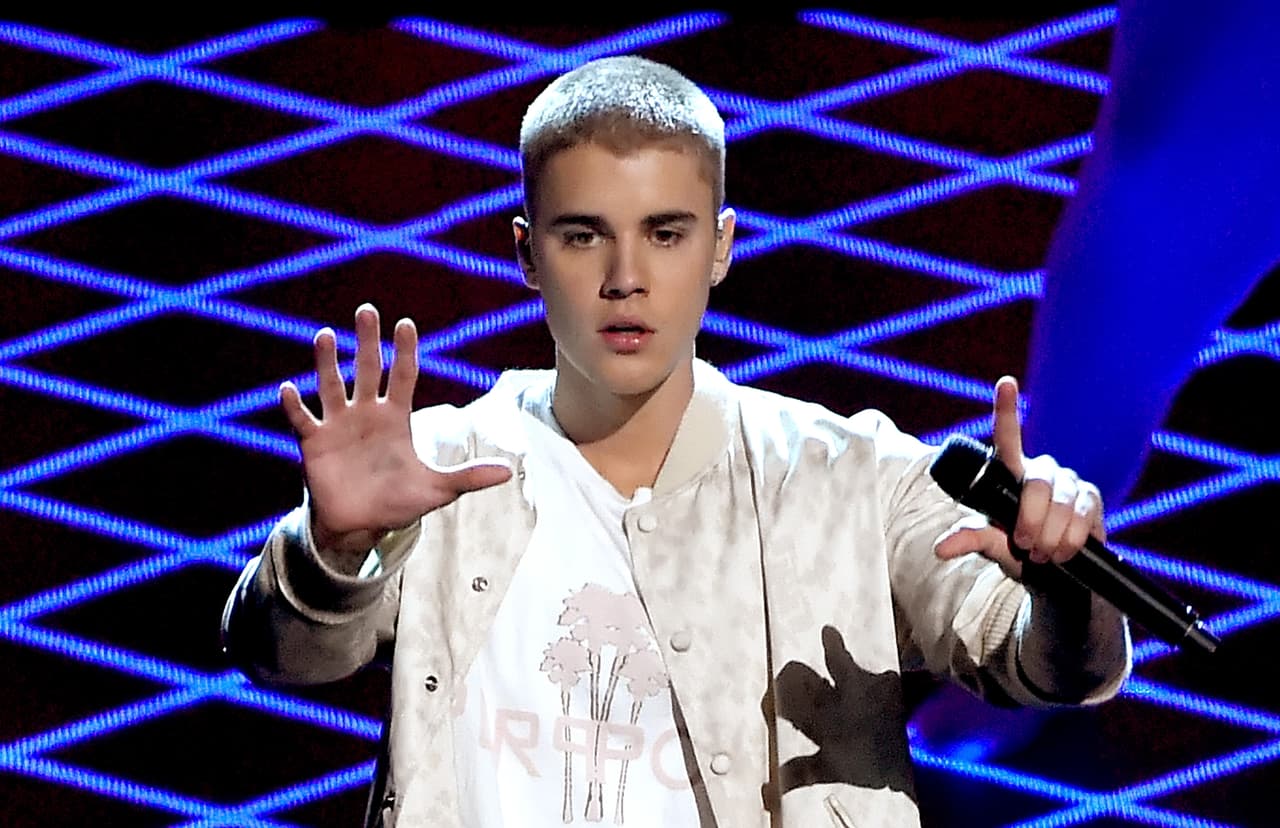 Justin Bieber fue detenido en Miami cuando corría en una carrera de autos en estado de embriaguez y también ha tenido problemas de drogas, alcohol, denuncias de maltrato e indiscreciones de sus encuentros con prostitutas.