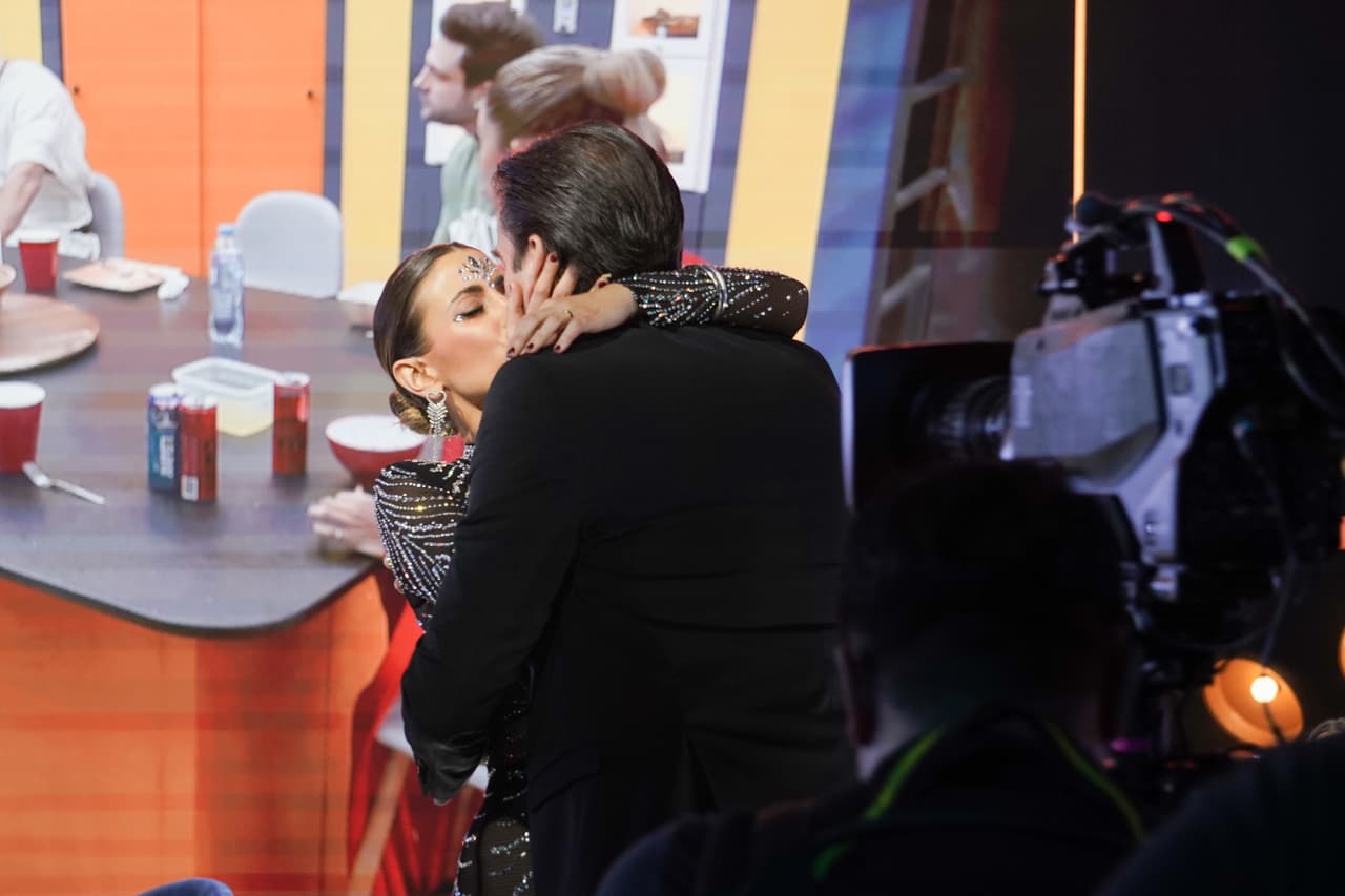 Sabía muy bien que su esposo Eduardo Videgaray la estaría esperando en el foro.
