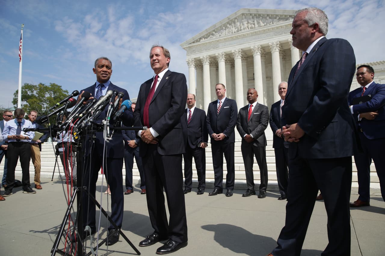 Diecisiete estados apoyaron
<a href="https://www.univision.com/local/austin-kakw/elecciones-estados-unidos-2020/estados-demanda-texas-invalidar-10-millones-votos"><b> la demanda de Texas</b></a>, pero bajo la figura legal 
<i>amici curiae</i>, que significa 
<b>un testimonio no solicitado por el tribunal</b>. Ninguno se sumó como demandante. En otras palabras: respaldaban la decisión del fiscal texano, pero no se involucraron como parte interesada sino como un tercero.