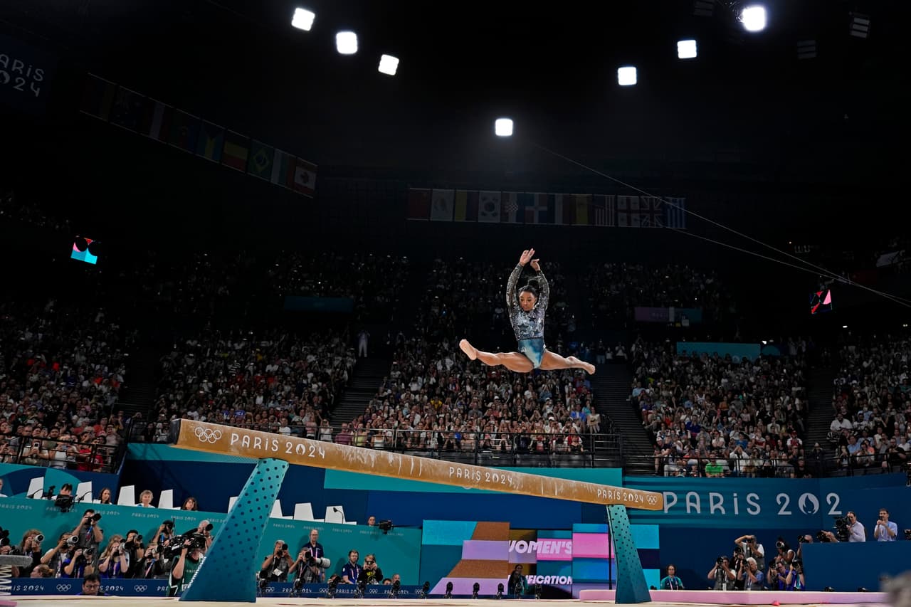 <a href="https://www.univision.com/noticias/elecciones-en-estados-unidos-2024/campeona-olimpica-simone-biles-responde-comentario-trump-sobre-trabajos-negros">Simone Biles volvió a dominar los Juegos Olímpicos de verano en julio de 2024,</a> en París. La gimnasta estadounidense es la más premiada de la historia y, en los Olímpicos de 2024, Biles se convirtió en la que mayor ganadora de medallas olímpicas, con 10 medallas en total, rompiendo el récord anterior de Shannon Miller.