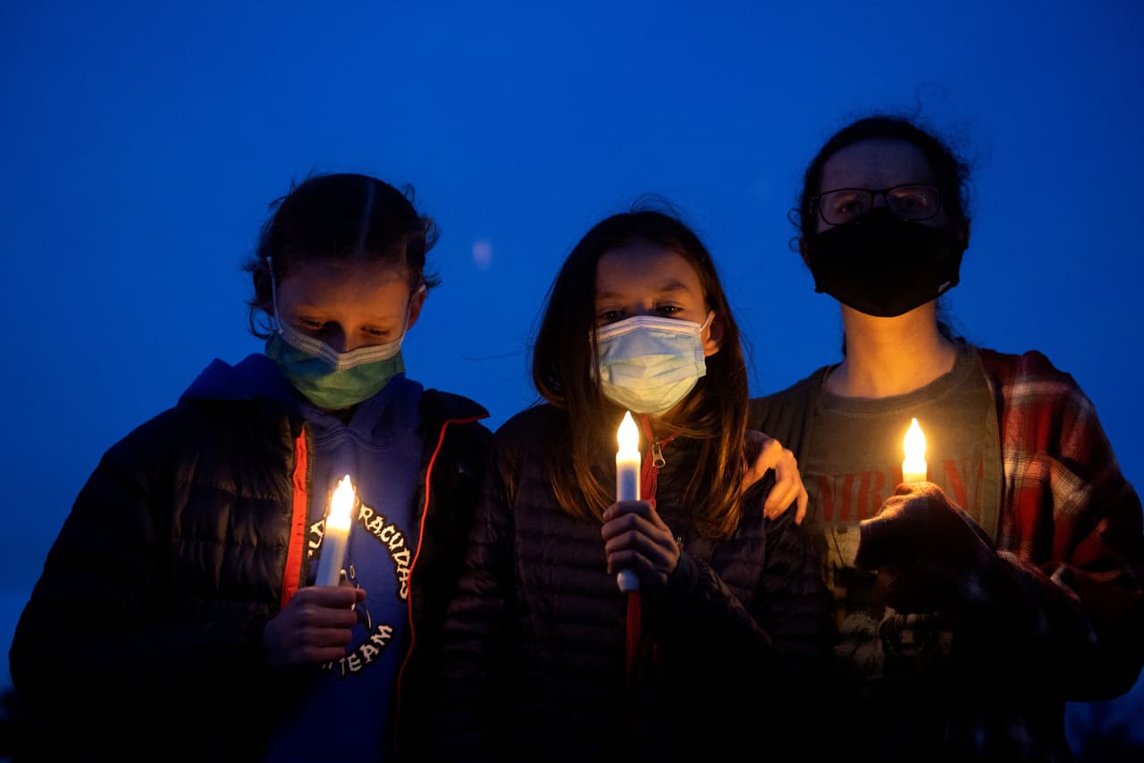 Otra gráfica del homenaje a las víctimas en Boulder. La portavoz de la Casa Blanca, Jen Psaki, se refirió a diferentes mecanismos para reforzar el 
<a href="https://www.univision.com/temas/control-de-armas">control de armas de fuego</a> y responder de forma más general a la "violencia en la población". Esto podría pasar, según ella, mediante "acciones del Ejecutivo", y no únicamente por un proceso legislativo.
