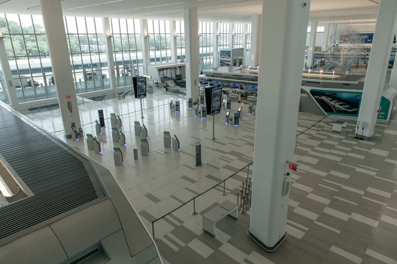 Citando la vejez del aeropuerto LaGuardia y las críticas que lo comparan con un "país del tercer mundo", el gobernador de Nueva York Andrew Cuomo elogió la drástica remodelación del aeropuerto, un proyecto de construcción de varios años y miles de millones de dólares.