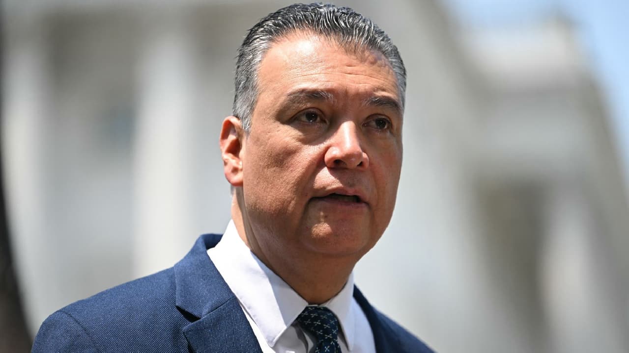 Senador Alex Padilla anuncia proyecto de ley que les daría estatus legal a ciertos inmigrantes